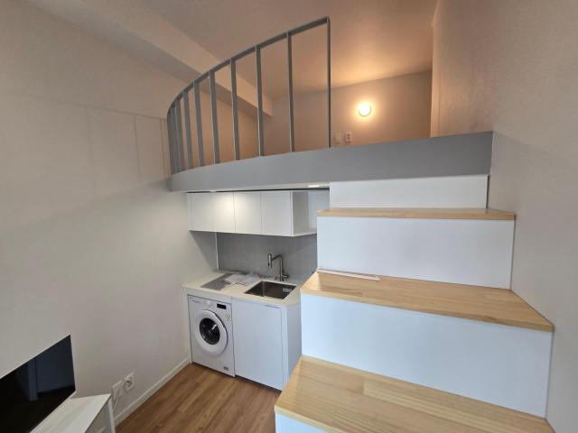 에피소드 컨비니 홍대의 경우 높은 층고를 활용한 복층 구조로 구성돼 있다 사진우주성 기자
