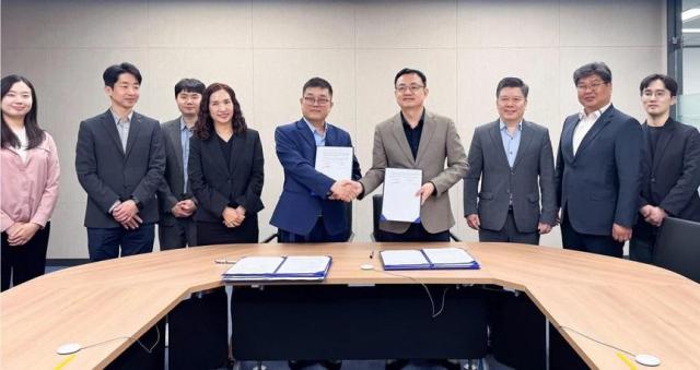 포스코퓨처엠관계자와 비글라세라 산업단지 시행사가 송공2 산업단지에서 토지 임대에 관한 원칙적 계약을 체결하고 있다 사진비글라세라