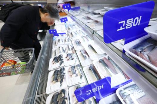 중동 전쟁에 수입 고등어·소고기 가격 훌쩍... 유통업계, 수입선 다변화·품목조정 대응