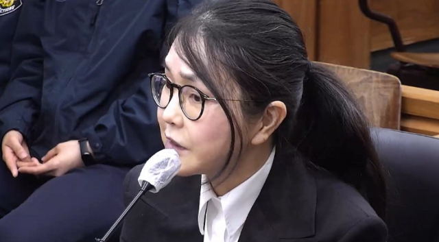 김건희 여사가 지난 13일 서울 서초구 서울중앙지법 형사합의33부이진관 부장판사 심리로 열린 박성재 전 법무부 장관의 내란 중요임무 종사 혐의 사건의 속행 공판에 증인으로 출석해 증언하고 있다 사진서울중앙지법