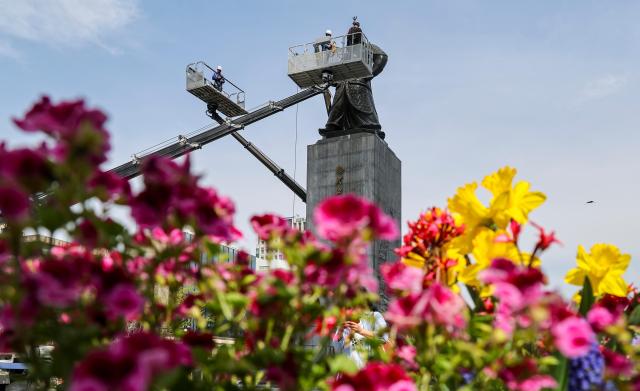 Statue of Joseon-era war hero gets bathed