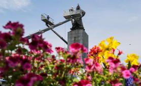 Statue of Joseon-era war hero gets bathed