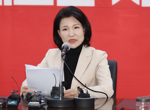  이진숙 전 방송통신위원장이 14일 오후 대구 수성구 국민의힘 대구시당에서 기자회견을 하고 있다 이 전 위원장은 국민의힘 대구시장 경선에서 컷오프공천 배제된 뒤 독자적으로 선거운동을 이어오고 있다 사진연합뉴스