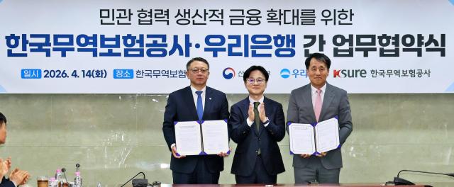 정진완 우리은행장왼쪽부터 김정관 산업통상부 장관 장영진 한국무역보험공사 사장이 14일 한국무역보험공사 본사에서 업무협약을 체결한 뒤 기념촬영을 하고 있다사진우리은행