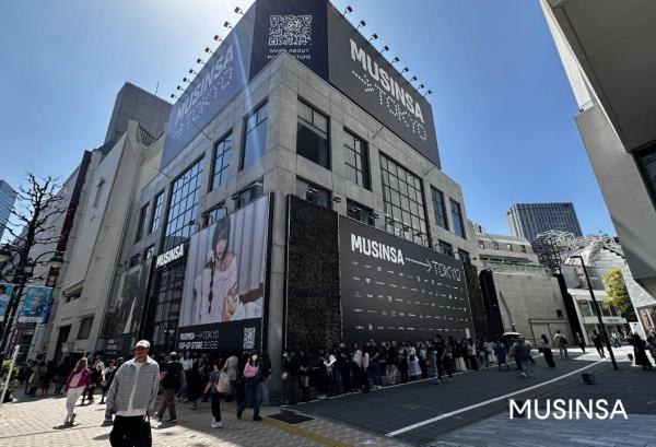 2026 무신사 도쿄 팝업 스토어 입장을 기다리는 방문객들 사진무신사