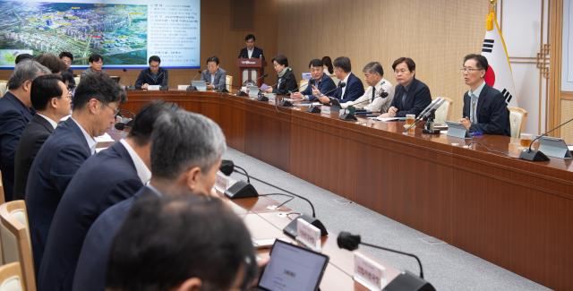 경북도는 14일 도청 원융실에서 ‘대구경북 행정통합 대책회의’를 열었다 사진경상북도