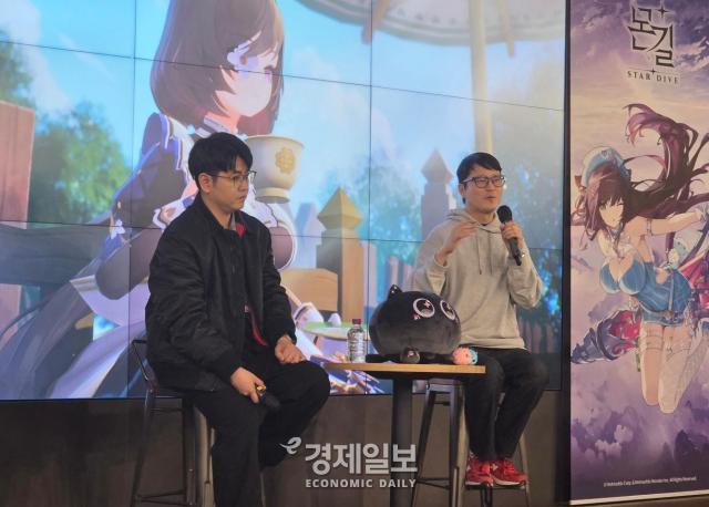 지난 10일 서울시 구로구 지타워에서 김건 넷마블 몬스터 대표오른쪽과 이대행 넷마블 사업본부장왼쪽이 몬길 스타다이브 공동 인터뷰를 진행하고 있다 사진류청빛 기자