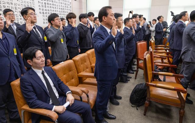 박상용 검사가 14일 국회 윤석열정권 정치검찰 조작기소 의혹 사건 진상규명 국정조사 특별위원회에서 열린 쌍방울 대북송금 사건 청문회에서 선서를 거부한 채 자리에 앉아 있다 사진연합뉴스