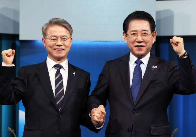 민형배왼쪽ㆍ김영록 더불어민주당 전남광주통합특별시장 경선 후보가 9일 광주 남구 월산동 광주MBC 공개홀에서 열린 본경선 토론회에 참석해 기념 촬영하고 있다 사진연합뉴스