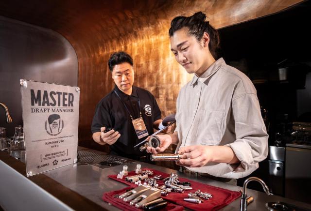 오비맥주와 함께 MDM 자격 제도를 운영하는 키노콘 감독관이 MDM 1호점인 서울 충무로 선술집 ‘소’를 방문해 생맥주 공급 라인을 점검하고 있다 사진오비맥주