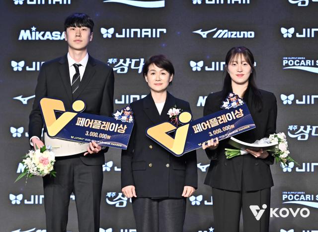 왼쪽부터 한국전력 방강호 선수 이진숙 동아오츠카 마케팅본부 전무 정관장 전다빈 선수가 ‘진에어 20252026 V-리그 시상식’에서 기념촬영을 하고 있다 사진동아오츠카