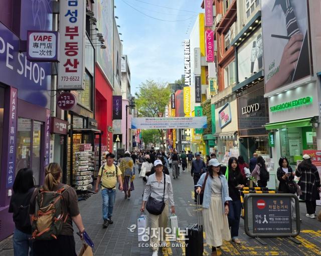 외국인 관광객으로 가득찬 명동거리사진김태휘 기자