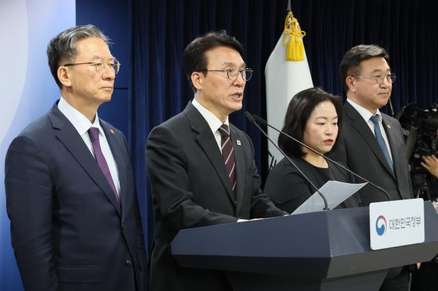 김민석 국무총리가 14일 서울 종로구 정부서울청사에서 제9회 동시지방선거 관련 대국민담화를 하고 있다 왼쪽부터정성호 법무부 장관 김 총리 윤호중 행정안전부 장관 사진연합뉴스