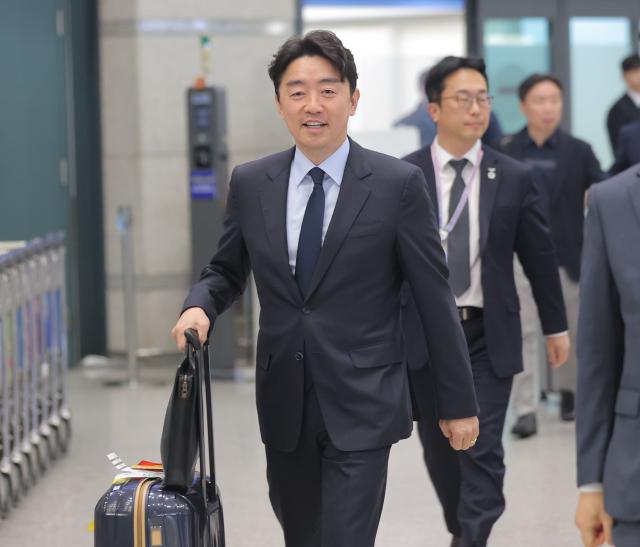 원유·나프타 등의 확보를 위해 카자흐스탄 오만 사우디아라비아 카타르 등을 방문한 강훈식 대통령 비서실장이 14일 인천국제공항 제1여객터미널을 통해 귀국하고 있다 사진연합뉴스