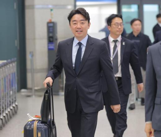 에너지 특사 강훈식 靑비서실장, 4개국 출장 마치고 귀국