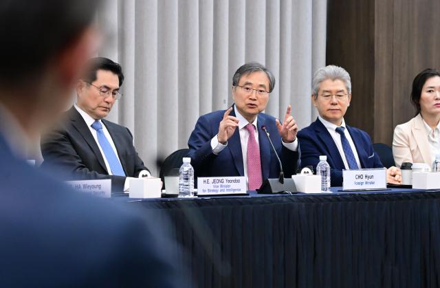 조현 외교부 장관이 14일 서울 종로구 외교부 청사에서 북대서양조약기구NATO 상주 30개국 대사단을 만나고 있다사진외교부 제공