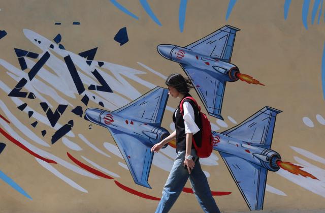 이란 테헤란에서 2026년 4월 8일 한 소녀가 반미·반이스라엘 벽화 앞을 지나가고 있다 미국과 이란은 군사 작전을 중단하고 호르무즈 해협을 통한 원유 및 가스 수송을 유지하기 위해 2주간 휴전에 합의했으며 양측은 2026년 4월 10일 파키스탄 이슬라마바드에서 공식 평화 협상을 시작할 예정이다 EPA연합뉴스