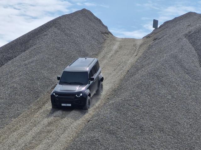 디펜더 옥타가 경사구간을 지나고 있다사진오주석 기자