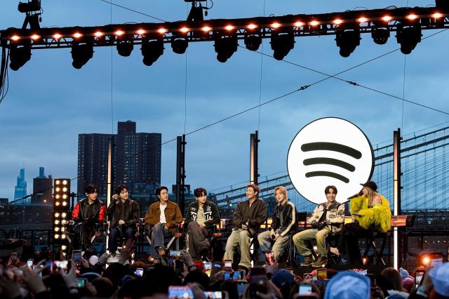그룹 방탄소년단BTS 5집 미국 첫 무대 스포티파이 X BTS 스윔사이드【图片来源 韩联社】