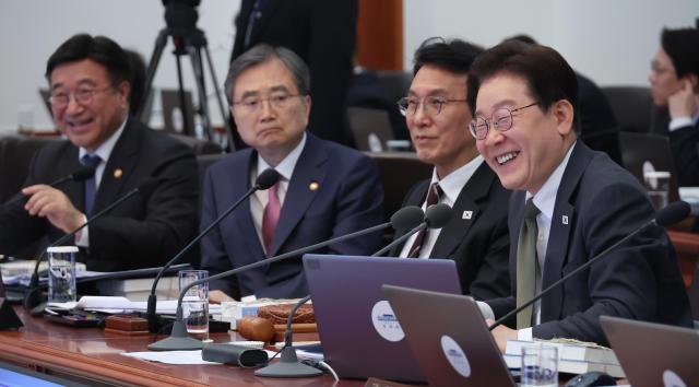 이재명 대통령이 14일 청와대에서 열린 국무회의 겸 비상경제점검회의에서 발언하고 있다 사진연합뉴스