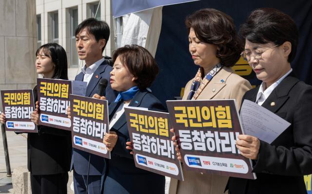 국회 정치개혁특별위원회 위원인 정춘생 조국혁신당 의원을 비롯한 개혁 진보4당 대표자들이 8일 국회 본청 앞 정치개혁 천막 농성장에서 국민의힘의 정개특위 1소위 개최 거부를 규탄하는 긴급 기자회견을 열고 있다 사진연합뉴스