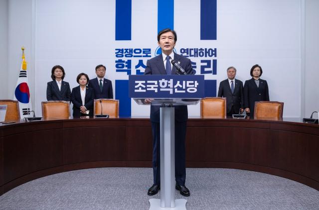 조국혁신당 조국 대표가 지난 14일 국회에서 오는 6월 3일 치러질 재보선에 경기 평택을 지역구 출마를 발표하고 있다 사진연합뉴스