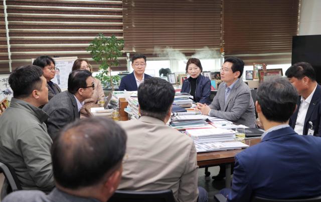 이상일 시장이 동천동 공동주택 입주자대표회의 건의사항을 듣고 있다사진용인시