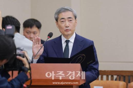 [포토] ​​​​​​​선서하는 신현송 한국은행 총재 후보자