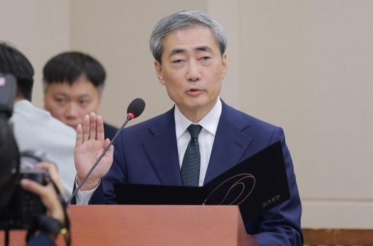 [포토] ​​​​​​​선서하는 신현송 한국은행 총재 후보자