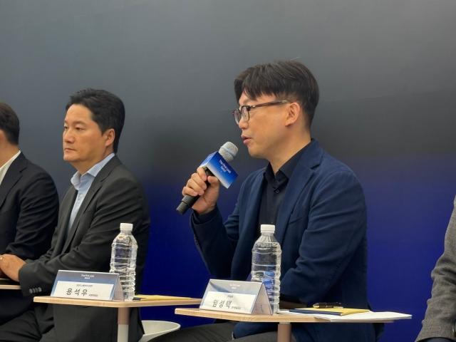 용석우 삼성전자 영상디스플레이사업부 사장왼쪽이 15일 삼성스토어 강남에서 2026년형 TV 신제품을 설명하고 있다사진김나윤 기자