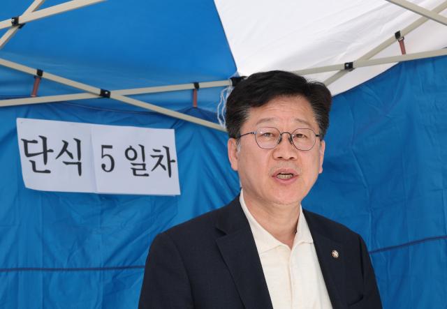 6·3 지방선거 더불어민주당 전북지사 경선에서 이원택 의원에게 패배한 후 이 후보의 식사비 대납 의혹에 대한 재감찰을 요구하며 단식 농성을 벌이고 있는 안호영 의원이 15일 국회 본청 앞 농성장에서 입장 발표를 하고 있다사진연합뉴스
