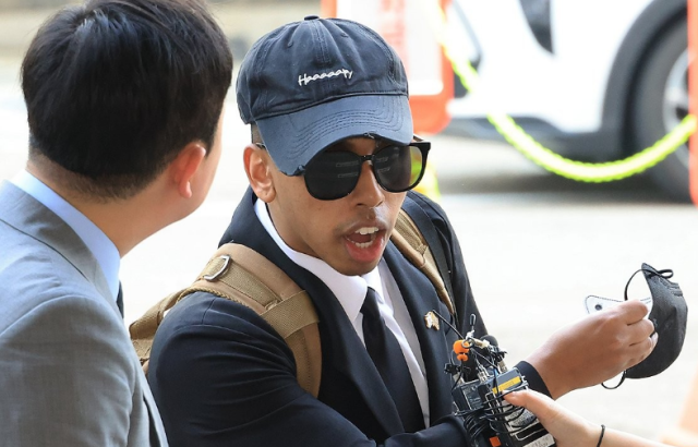 15일 조니 소말리가 서울 서부지법에서 열린 1심 선고공판에 출석하는 모습 사진연합뉴스