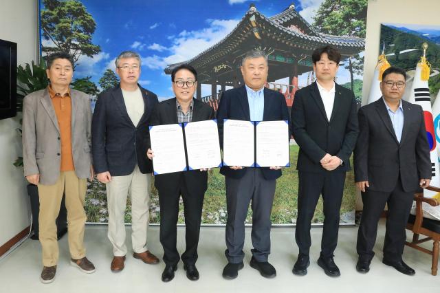 강원 인제군이 15일 군수 집무실에서 고령운전자 교통사고 예방을 위해 한국교통안전공단과 업무협약을 체결했다사진인제군