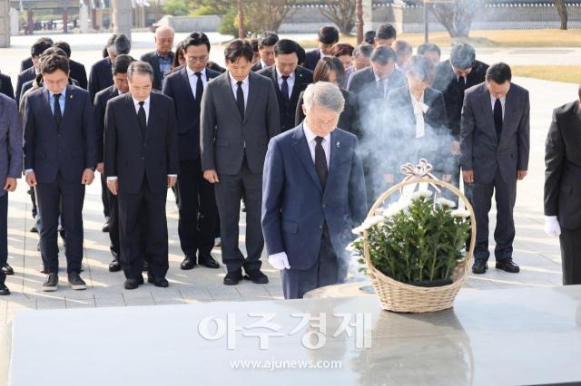 민형배 전남광주특별시장 더불어민주당 후보가 15일 오전 국립5·18민주묘지를 참배하고 있다사진민형배 후보 선거사무소