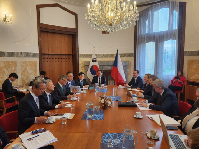 김회천 한국수력원자력 사장이 현지시간 14일 체코 산업통상부 장관 겸 제1부총리 카렐 하블리첵과 면담을 가졌다사진한국수력원자력