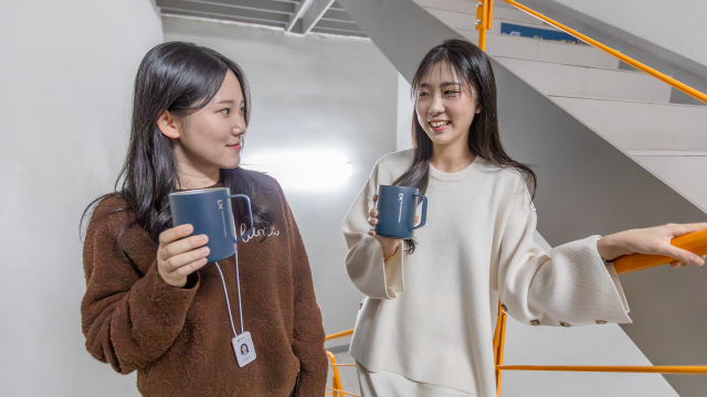 GS건설 임직원들이 에너지 절감 프로그램 ‘자 easy 챌린지’에 참여하며 엘리베이터 대신 계단을 이용하고 있다 사진GS건설