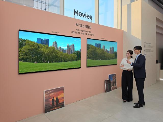 삼성전자 관계자가 마이크로 RGB TV의 AI 업스케일링으로 한층 향상된 화질의 콘텐츠를 감상하고 있다 사진삼성전자