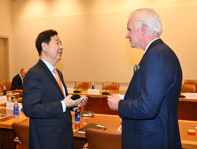 구윤철 부총리 겸 재정경제부 장관이 14일현지시간 미국 뉴욕 주UN 대한민국 대표부에서 열린 한국경제 투자설명회IR에 앞서 월가 주요 투자자들과 대화하고 있다사진재정경제부