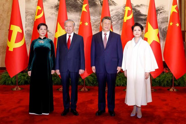 시진핑 중국 국가주석오른쪽 두번째와 또 럼 베트남 국가주석왼쪽 두번째 내외가 15일 베이징 인민대회당에서 기념사진을 촬영하고 있다 사진AFP연합뉴스 