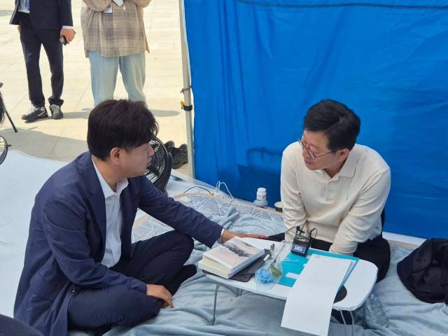 더불어민주당의 전북도지사 경선 관련 이원택 후보에 대한 재감찰을 요구하며 단식농성을 벌이고 있는 안호영 후보오른쪽가 단식장을 찾은 전 민주연구원 부원장과 이야기를 나누고 있다사진안호영 후보 페이스북