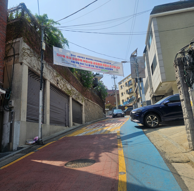 신당 12-1·2·6·7구역신당동 353-103번지 일대에 도심공공주택복합사업 참여를 위한 동의서 접수를 안내하는 현수막이 걸려있다 사진백소희 기자