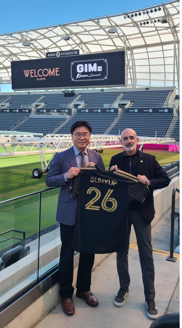 이승룡 수협중앙회 경제사업 부대표왼쪽와 래리 프리드먼 LAFC 공동대표는 14일현지 시각 미국 캘리포니아주 LAFC 홈구장인 BMO 스타디움에서 공식 파트너십을 체결하고 기념사진을 촬영하고 있다 사진수협중앙회