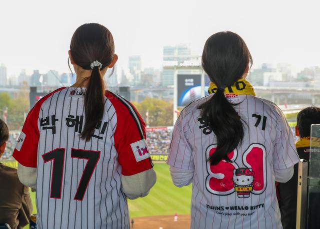 11일 서울 잠실야구장에서 열린 2026 프로야구 LG 트윈스와 SSG 랜더스 경기에서 헬로키티 협업 유니폼을 입은 2030 여성 팬이 경기를 관람하고 있다. AJP 유나현