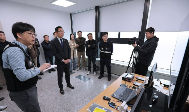 김완기 특허청장이 지난 14일 정부대전청사에서 열린 디지털증거분석실 개소식에서 디지털 포렌식 시연을 참관하고 있다 기사 내용과는 관련 없음 사진특허청