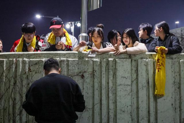 11일 서울 잠실야구장에서 열린 2026 프로야구 LG 트윈스와 SSG 랜더스 경기 종료 후 팬들이 퇴근하는 선수에게 사인을 받고 있다 AJP 유나현