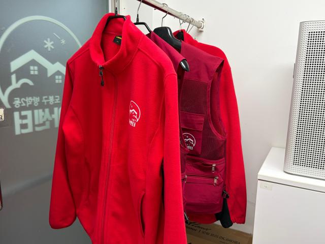 모아센터 내부에 마을매니저의 유니폼이 걸려있다 사진이은별 기자