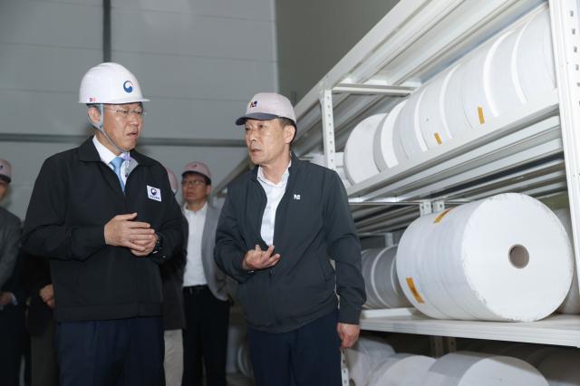 김이탁 제1차관 단열재·창호 수급 현황 긴급 점검
    서울연합뉴스 김이탁 국토교통부 제1차관이 15일 충남 아산시 단열재 생산공장에서 수급 상황을 직접 살펴보고 있다 2026415 국토교통부 제공 재판매 및 DB 금지
    
