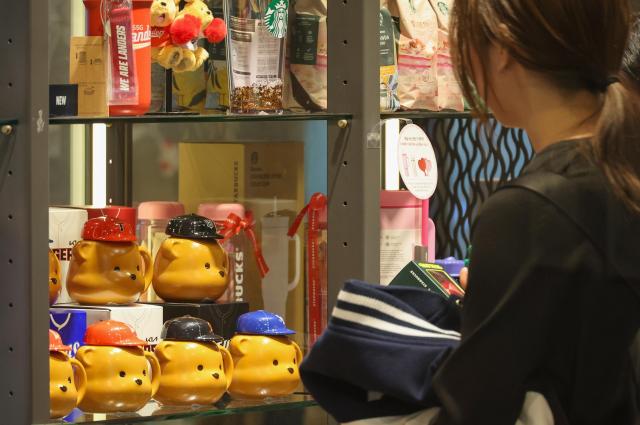 3월 30일 한 스타벅스 매장에서 시민이 KBO 프로야구 협업 굿즈를 살펴보고 있다 AJP 유나현