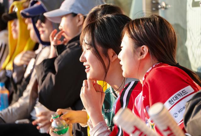 11일 서울 잠실야구장에서 열린 2026 프로야구 LG 트윈스와 SSG 랜더스 경기에서 관람객이 경기를 보고 있다 AJP 유나현