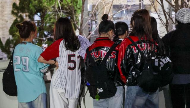 11일 서울 잠실야구장에서 열린 2026 프로야구 LG 트윈스와 SSG 랜더스 경기 종료 후 팬들이 퇴근하는 선수를 기다리고 있다 AJP 유나현